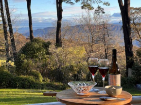 Carramar House - stunning mountain views on the edge of the National Park, Wentworth Falls